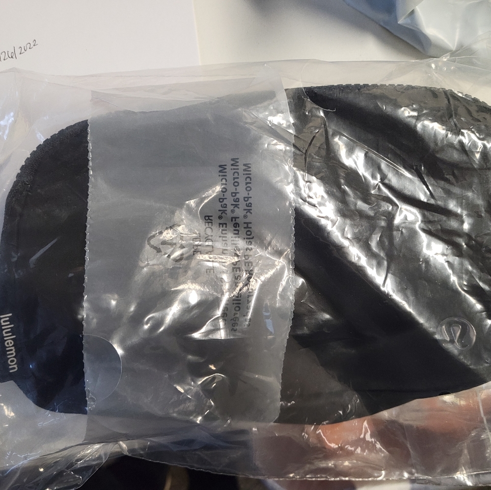 Lululemon everywhere belt bag black white